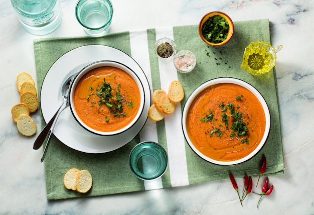 Zuppa di crema di lenticchie rosse con pomodori sul tavolo. cibo vegan sano e riscaldante per tutta la famiglia