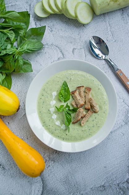 Zuppa di crema con zucchine e basilico e cracker