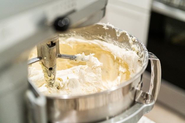 Creamy buttercream glaze geslagen in een mixer schaal