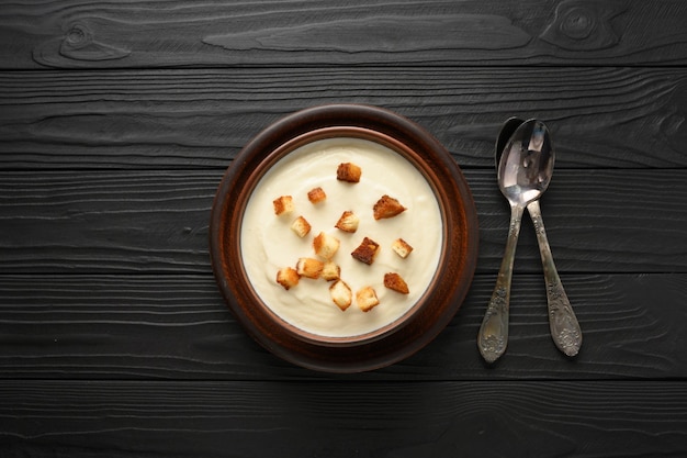 Photo creamy cauliflower soup with homemade croutons