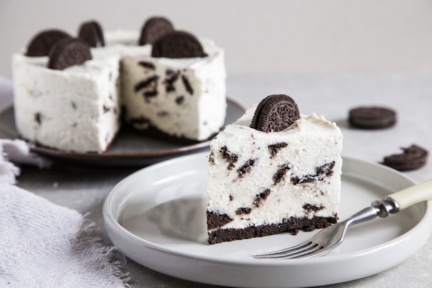 Creamy cheesecake with chocolate cookies