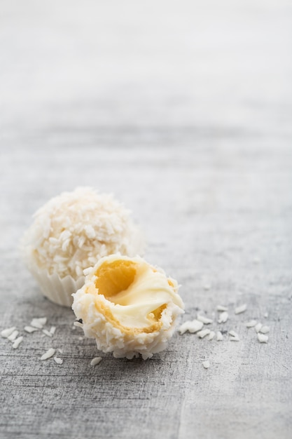 Photo creamy coconut candy on gray background