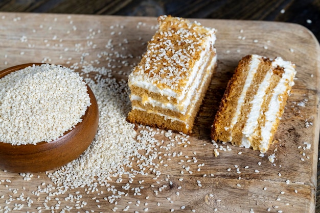 Photo creamy cream and caramel cakes sprinkled with sesame