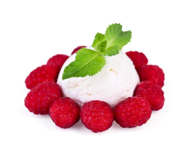 Photo creamy ice cream with raspberries and mint leaves isolated on white