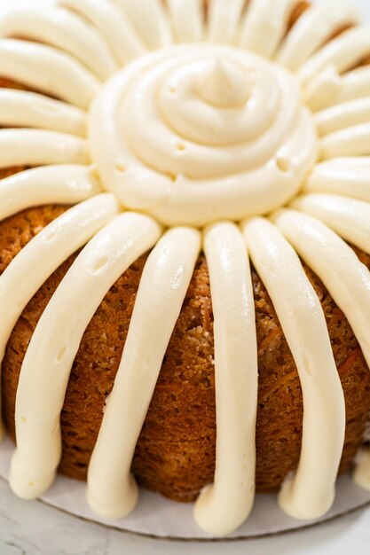 Creamy indulgence wortel bundt cake met roomkaas glazuur