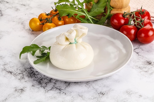 사진 이탈리아 의 전통적 인 크림 치즈 인 부라타 는 토마토 와 루콜라 로 제공 된다