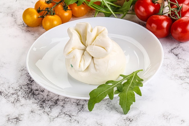 Кремовый итальянский традиционный сыр Burrata