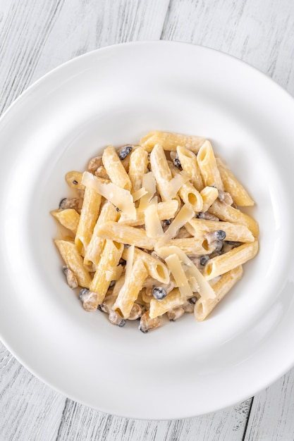 Foto penne di funghi cremosi