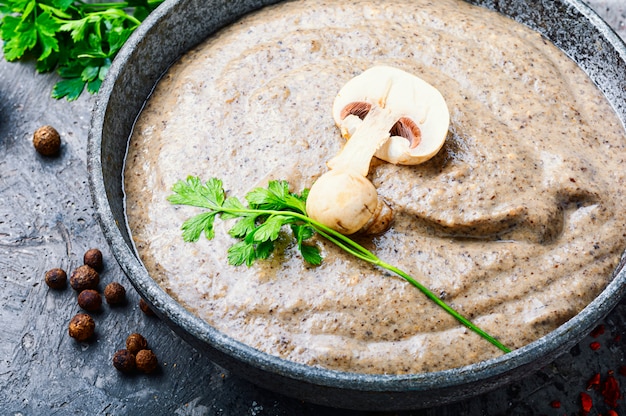 Foto zuppa cremosa di funghi