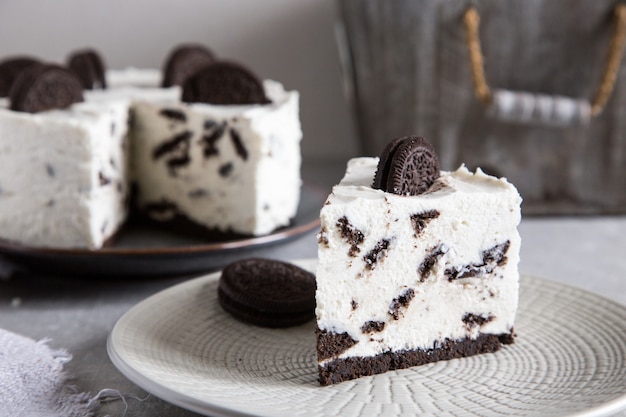 Creamy no bake cheesecake with chocolate cookies. 