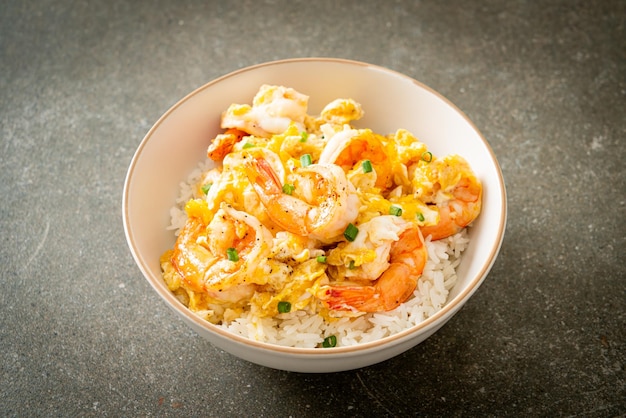 Photo creamy omelet with shrimps rice bowl