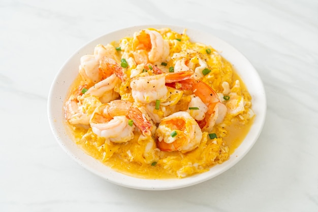 Photo creamy omelet with shrimps or scrambled eggs and shrimps