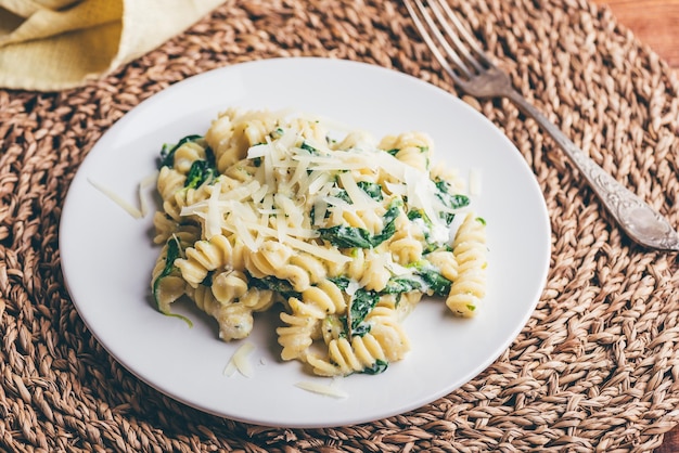 Foto pasta cremosa con spinaci