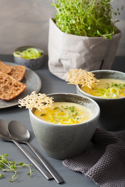 Zuppa cremosa di patate e porri in ciotola