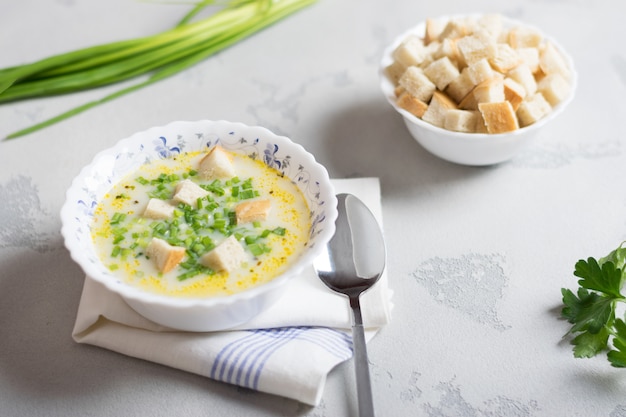 Foto zuppa cremosa di patate con crostini ed erbe fresche