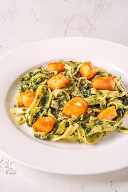Photo creamy spinach pasta