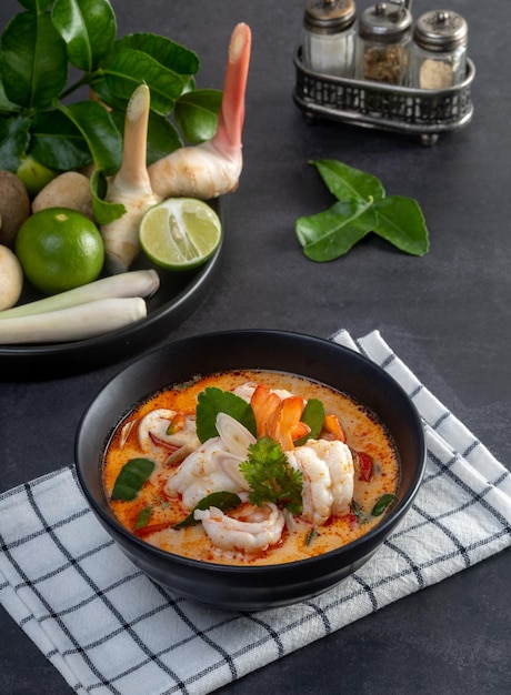 Foto creamy tom yum goong spicy garnalen soep thais eten