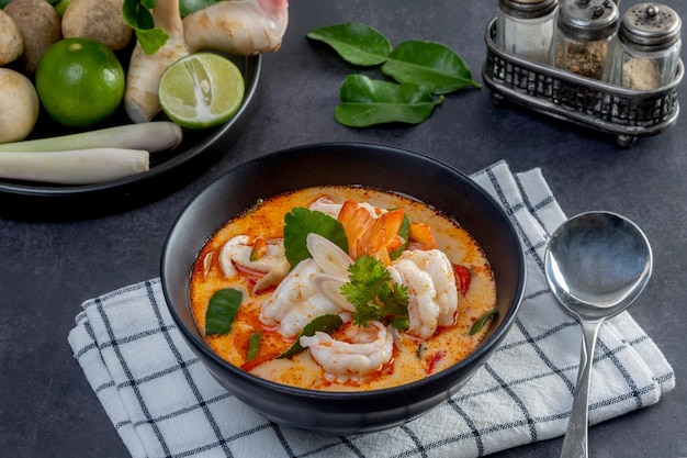 Photo creamy tom yum goongspicy prawn soup thai food