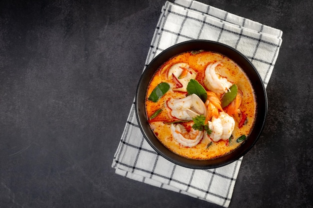 Photo creamy tom yum goongspicy prawn soup thai food