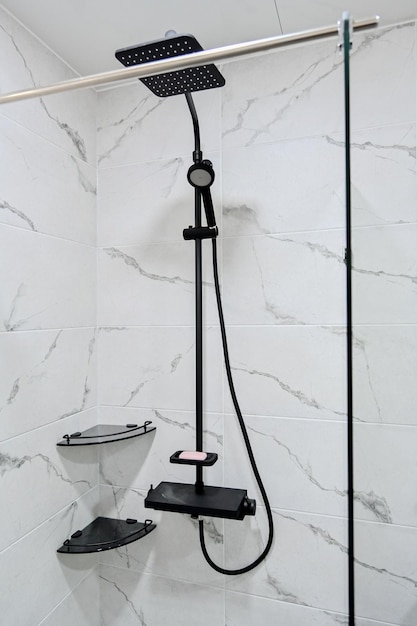 Photo create a modern interior by installing a black shower in the bathroom