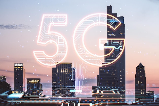 Creatief 5G-hologram op de achtergrond van de wazige nachtstad Snel internet en technologiecommunicatieconcept Dubbele belichting