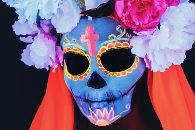 Creatief beeld van Sugar Skull. Neon make-up.