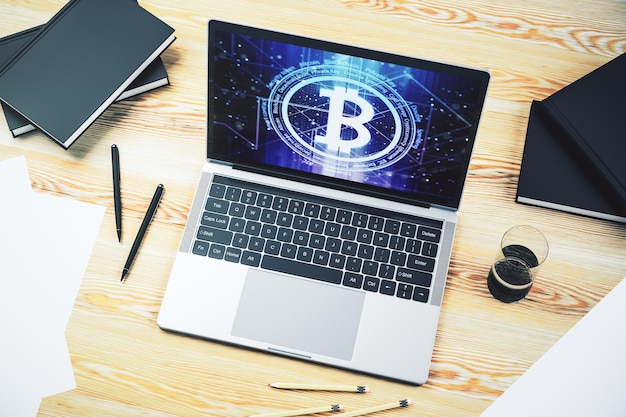 Creatief Bitcoin-concept op het scherm van een moderne laptop 3D-rendering