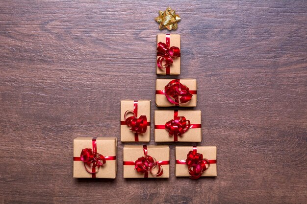 Creatief concept met geschenkdozen Kerstboom met geschenken op een houten achtergrond