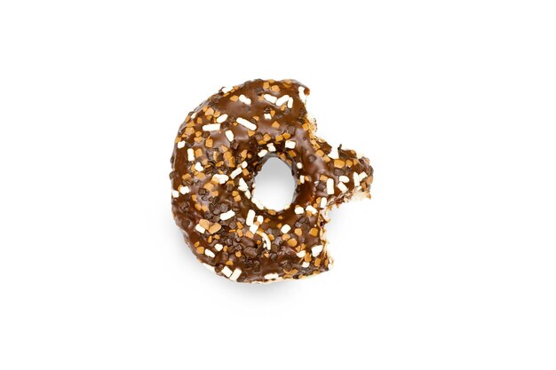 Creatief concept van bijten eten heerlijke zoete suiker bruin zwarte donut donut met glazuur op witte achtergrond Bovenaanzicht plat lag ongezond dessert Voedsel concept mock up