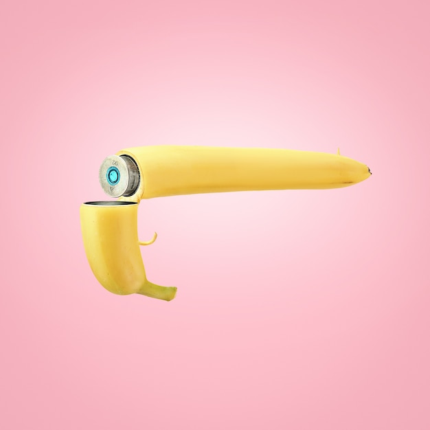 Creatief concept van een gezonde levensstijl. Een banaan geladen met een patroon op een roze achtergrond.