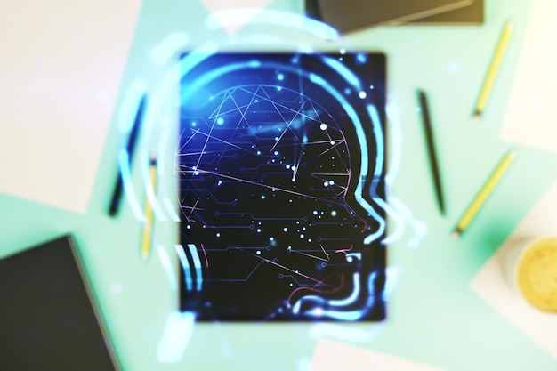 Creatief concept van kunstmatige intelligentie met menselijke hoofdschets en moderne digitale tablet op desktop op achtergrond bovenaanzicht Dubbele belichting