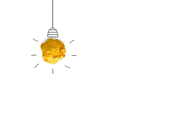 Foto creatief idee. concept idee en innovatie met papieren gloeilamp