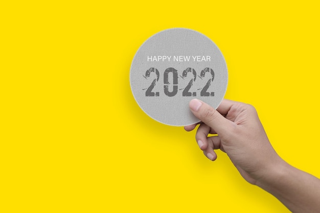 Creatief idee hand met papier gelukkig nieuwjaar 2022