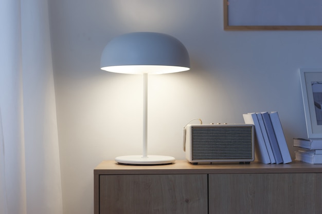 Creatief kantoor aan huis interieur met lamp en boeken.