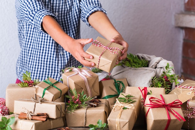Creatief kerstconcept zonder afval, schattige jongen die geschenken inpakt