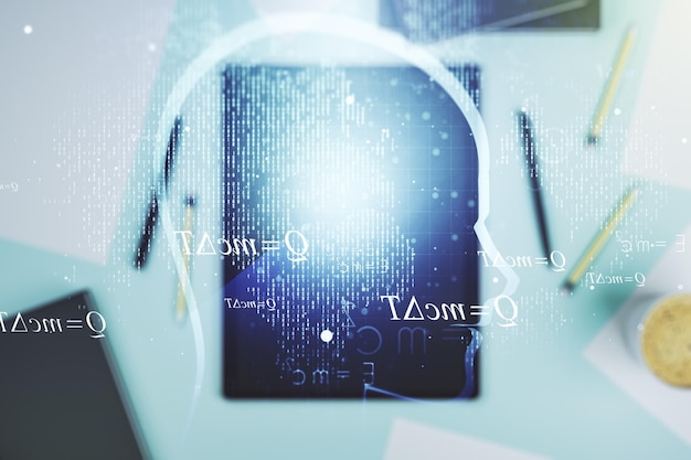 Creatief kunstmatige intelligentie concept met menselijk hoofd hologram en moderne digitale tablet op achtergrond bovenaanzicht Multiexposure