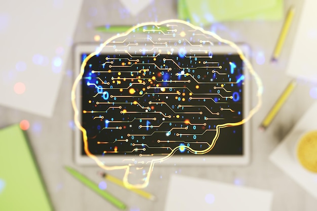 Creatief kunstmatige intelligentieconcept met menselijk breinhologram en moderne digitale tablet op achtergrond bovenaanzicht Multiexposure