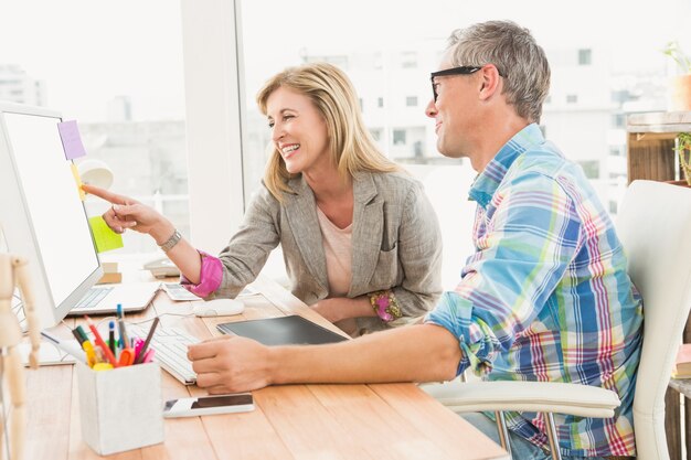 Foto creatief ontwerpteam die aan computer samenwerken