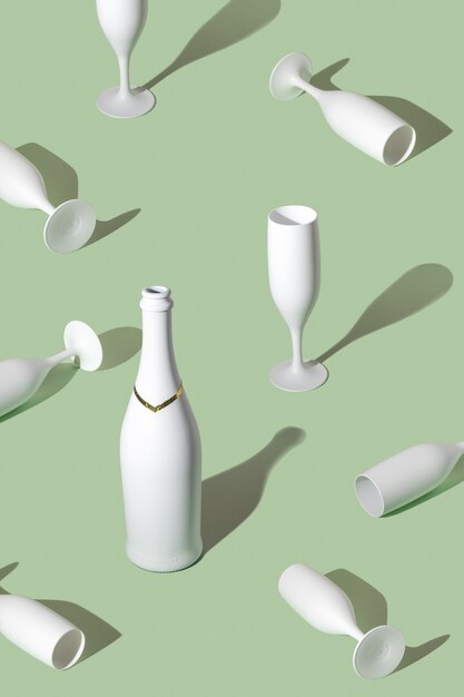 Creatief patroon gemaakt met witte champagnefles en champagneglazen.