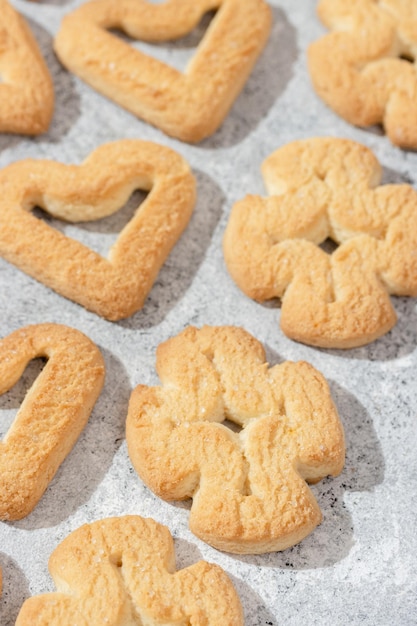 Foto creatief patroon van cookies met verschillende vormen bovenaanzicht