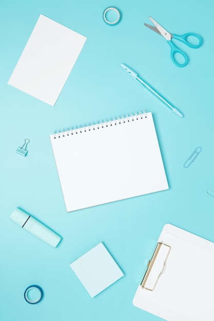Creatief plat lay mockup ontwerp van de werkruimte Top view compositie met witte notebook