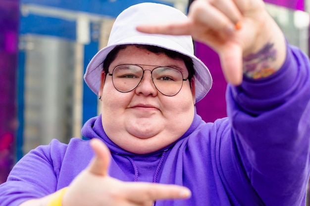 Creatief portret van een mollige vrouw op straat