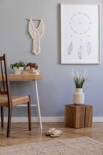 Creatief ruim werkruimte-interieur met kopieerruimte en accessoires boho-stijlsjabloon