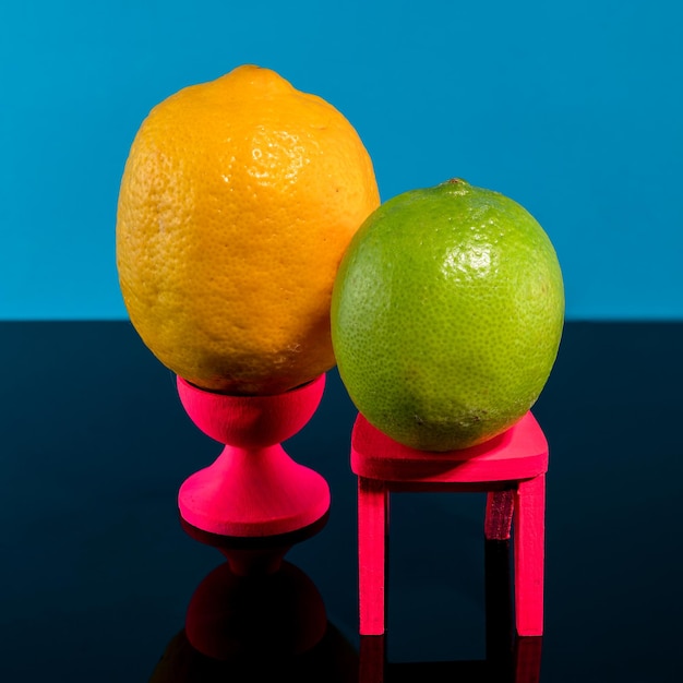 Foto creatief stilleven met citroen en limoen op een blauwe achtergrond