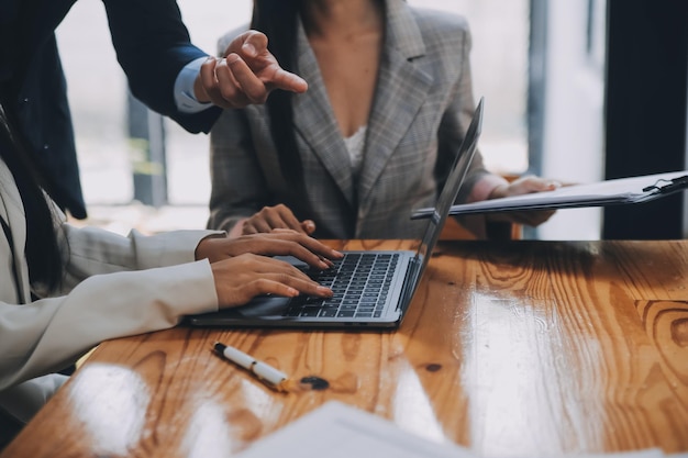 Creatief team bespreekt werk op kantoor Klein bedrijf teamwerk plannen bedrijfsstrategie kantoorleven