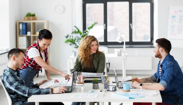 creatief team dat aan de gebruikersinterface werkt op kantoor