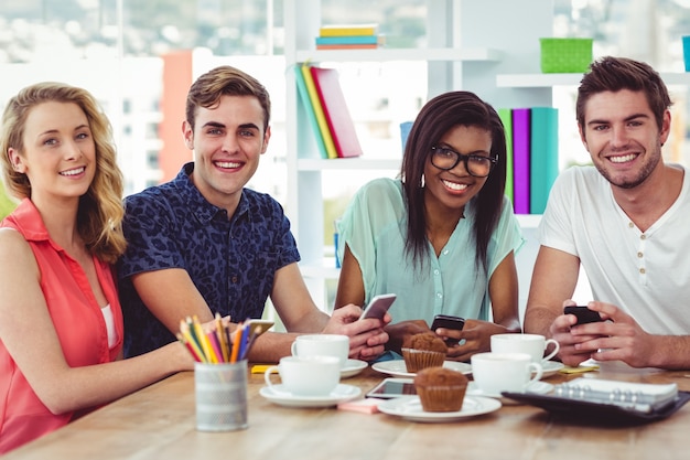 Creatief team dat aan een tabletten en smartphones samenwerkt