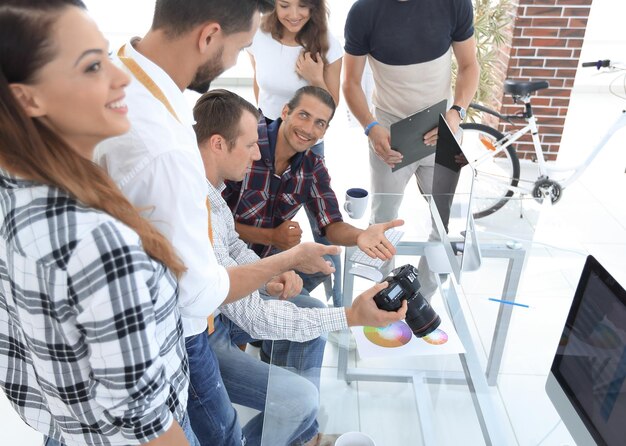 Creatief team dat nieuwe ideeën aan uw bureau bespreekt