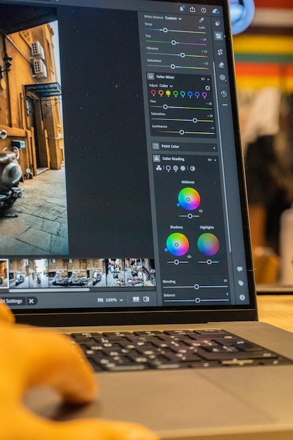 Creatief werkproces in een gezellige coffeeshop Foto-editing en kleurbeoordeling