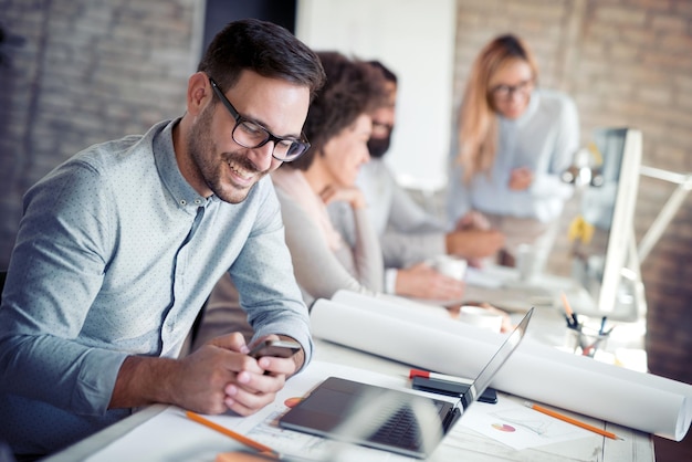 Creatief zakelijk team dat aan project werkt